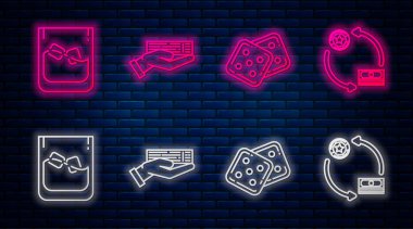El ele tutuşan iskambil kağıtları, zar oyunları, bir bardak viski, buz küpleri ve kumarhane fişleri. Tuğla duvarda parlayan neon simgesi. Vektör
