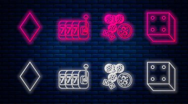 Şanslı yedili piyango, kumarhane fişleri, zar oyunu ve buz küplü bir bardak viski içeren kumar makinesi elmas sembollü kağıt ve zar oyunu. Tuğla duvarda parlayan neon simgesi. Vektör