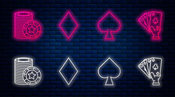 Set line Kártyázás gyémánt szimbólummal, Játékkártya pikk szimbólummal, Kaszinó zseton és Kézfogás játékkártya. Ragyogó neon ikon a téglafalon. Vektor — Stock Vector
