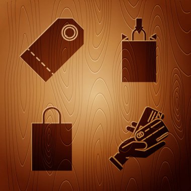 İnsan elini kredi kartı, boş etiket şablonu fiyat etiketi, kağıt alışveriş torbası ve kağıt alışveriş torbasını tahta arka planda tut. Vektör