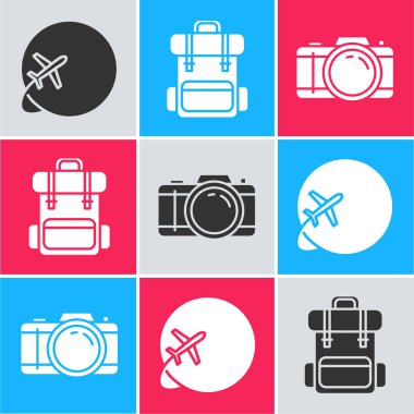 Globe 'u uçan uçakla, yürüyüş sırt çantasıyla ve fotoğraf makinesi ikonuyla ayarla. Vektör