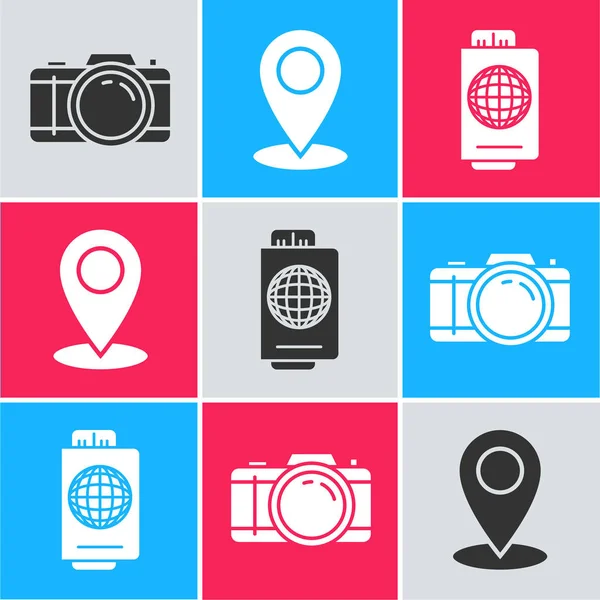 Set Fotokamera, Kartenpin und Reisepass mit Ticket-Symbol. Vektor — Stockvektor
