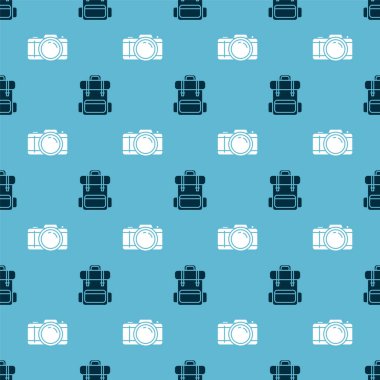 Yürüyüş sırt çantasını ve fotoğraf makinesini kusursuz şekilde ayarla. Vektör