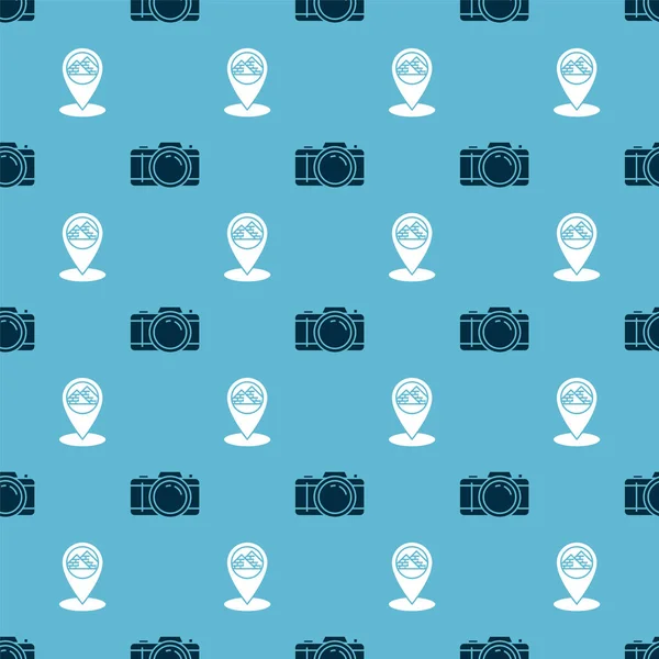 Stel Fotocamera en Kaartaanwijzer met Egyptische piramides op naadloos patroon in. Vector — Stockvector