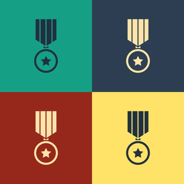 Cor Ícone de medalha de recompensa militar isolado no fundo da cor. Assinatura do exército. Desenho de estilo vintage. Ilustração vetorial —  Vetores de Stock
