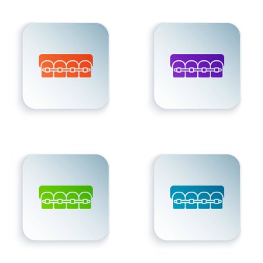 Beyaz arkaplanda izole edilmiş diş teli simgesi olan renk dişleri. Diş ısırığının hizası, diş telli sıra. Diş konsepti. Kare düğmelere simgeleri yerleştir. Vektör İllüstrasyonu