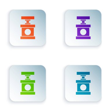 Beyaz arkaplanda izole edilmiş dinamit simgesi için renk tutacağı ateşleyicisi. Kare düğmelere simgeleri yerleştir. Vektör İllüstrasyonu