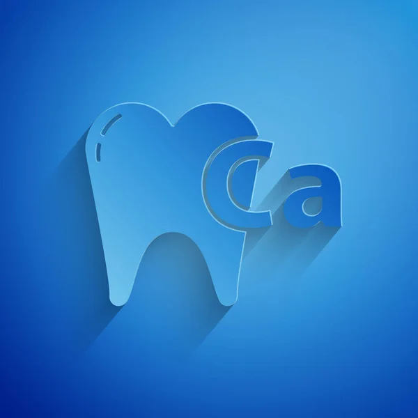 Papier gesneden Calcium voor tand pictogram geïsoleerd op blauwe achtergrond. Tandsymbool voor tandheelkundige kliniek of tandarts medisch centrum. Papierkunst stijl. Vector Illustratie — Stockvector