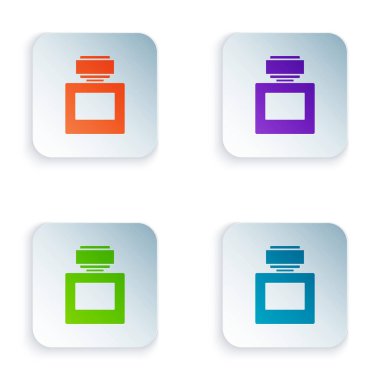 Beyaz arkaplanda izole edilmiş renkli tıraş losyonu simgesi. Parfüm spreyi ikonu. Erkek parfüm şişesi. Kare düğmelere simgeleri yerleştir. Vektör İllüstrasyonu