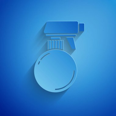 Kağıt kesiği berber tabanca sprey şişesi mavi arka planda izole edilmiş su ikonu. Kağıt sanatı tarzı. Vektör İllüstrasyonu