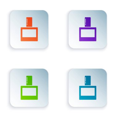 Beyaz arkaplanda izole edilmiş renkli tıraş losyonu simgesi. Parfüm spreyi ikonu. Erkek parfüm şişesi. Kare düğmelere simgeleri yerleştir. Vektör İllüstrasyonu