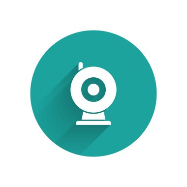 Beyaz Web kamera simgesi uzun gölgeli izole edilmiş. Sohbet kamerası. Web kamerası simgesi. Yeşil daire düğmesi. Vektör İllüstrasyonu