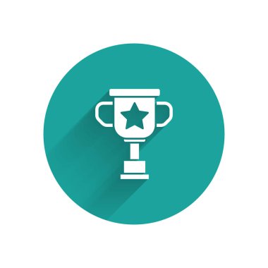 Beyaz Ödül Kupası ikonu uzun gölgeli izole edilmiş. Galibiyet ödülü sembolü. Şampiyonluk ya da yarışma kupası. Spor başarısı işareti. Yeşil daire düğmesi. Vektör İllüstrasyonu