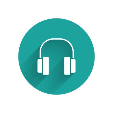 Uzun gölgeli beyaz kulaklık simgesi. Kulaklıklar. Müzik, hizmet, iletişim ve operatör konsepti. Yeşil daire düğmesi. Vektör İllüstrasyonu