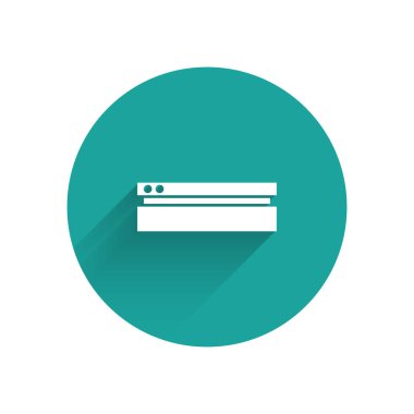 Beyaz Oyun konsolu simgesi uzun gölgeyle izole edildi. Yeşil daire düğmesi. Vektör İllüstrasyonu