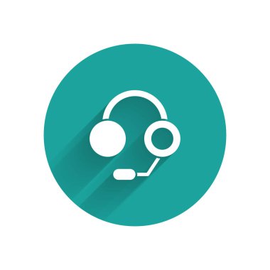 Uzun gölgeli beyaz kulaklık simgesi. Kulaklıklar. Müzik, hizmet, iletişim ve operatör konsepti. Yeşil daire düğmesi. Vektör İllüstrasyonu