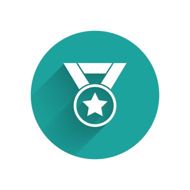 Beyaz Madalya ikonu uzun gölgeyle izole edilmiş. Kazanan sembol. Yeşil daire düğmesi. Vektör İllüstrasyonu