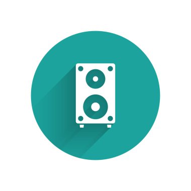 Beyaz Stereo hoparlör ikonu uzun gölgeli izole edildi. Ses sistemi hoparlörleri. Müzik ikonu. Müzikal sütun hoparlörü. Yeşil daire düğmesi. Vektör İllüstrasyonu
