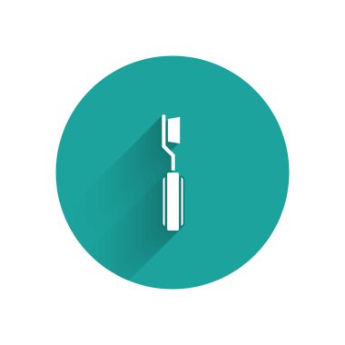 Uzun gölgeli beyaz diş fırçası simgesi. Yeşil daire düğmesi. Vektör İllüstrasyonu