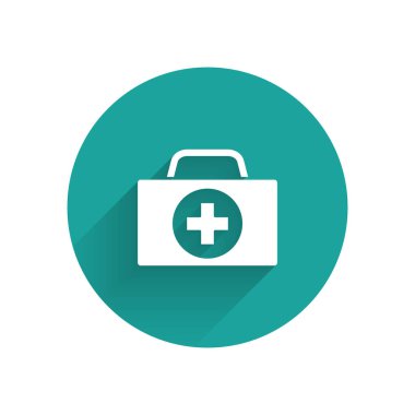 Uzun gölgeli beyaz ilk yardım çantası simgesi. Haçlı sağlık kutusu. Acil durumlar için tıbbi ekipman. Sağlık sigortası konsepti. Yeşil daire düğmesi. Vektör İllüstrasyonu