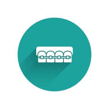 Uzun gölgeli izole edilmiş diş teli ikonu. Diş ısırığının hizası, diş telli sıra. Diş konsepti. Yeşil daire düğmesi. Vektör İllüstrasyonu