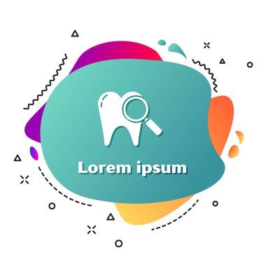 Beyaz arkaplanda beyaz diş arama simgesi izole edildi. Diş hekimliği kliniği ya da diş hekimliği merkezi için diş sembolü. Sıvı şekilli soyut pankart. Vektör İllüstrasyonu