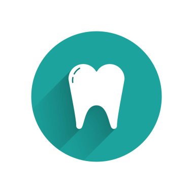 Beyaz Diş simgesi uzun gölgeli izole edilmiş. Diş hekimliği kliniği veya diş hekimliği merkezi ve diş macunu paketi için diş sembolü. Yeşil daire düğmesi. Vektör İllüstrasyonu