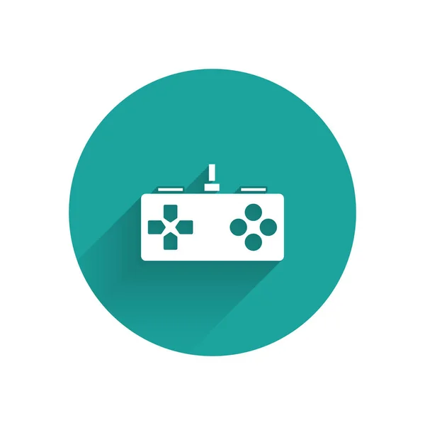 Белая иконка Gamepad изолирована с длинной тенью. Игровой контроллер. Кнопка зеленого круга. Векторная миграция — стоковый вектор