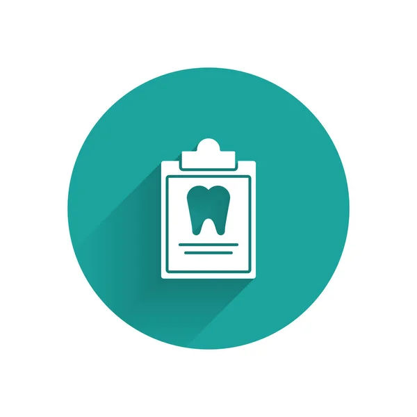 Clipboard branco com cartão dental ou paciente ícone de registros médicos isolados com sombra longa. Seguro dentário. Relatório da clínica dentária. Botão de círculo verde. Ilustração vetorial — Vetor de Stock