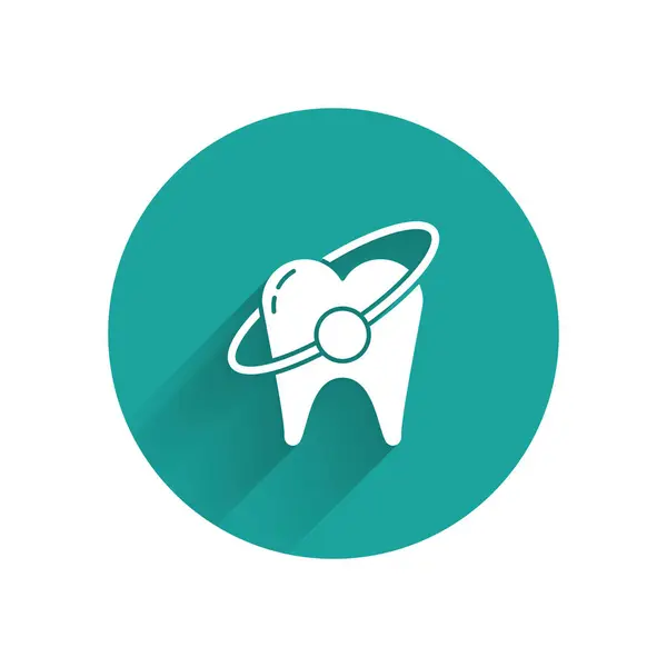 Beyaz Diş beyazlatma konsepti simgesi uzun gölgeli izole edilmiş. Diş hekimliği kliniği ya da diş hekimliği merkezi için diş sembolü. Yeşil daire düğmesi. Vektör İllüstrasyonu — Stok Vektör