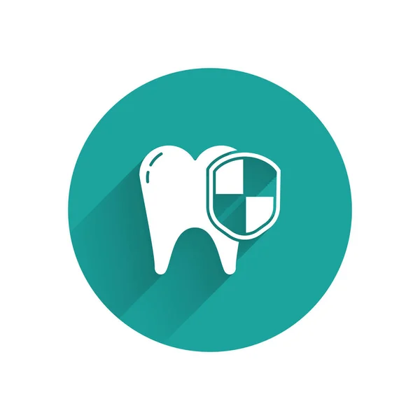 Icono blanco de protección dental aislado con sombra larga. Diente con logo de escudo. Botón círculo verde. Ilustración vectorial — Vector de stock