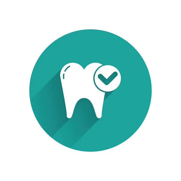 Иконка белого отбеливания зубов изолирована с длинной тенью. Символ зуба для стоматологической клиники или стоматологического медицинского центра. Кнопка зеленого круга. Векторная миграция — стоковый вектор