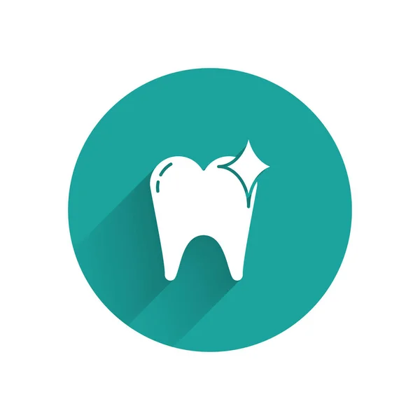 Weißes Zahnweiß-Konzept-Symbol isoliert mit langem Schatten. Zahnsymbol für Zahnklinik oder Zahnarztpraxis. grüner Kreis-Knopf. Vektorillustration — Stockvektor