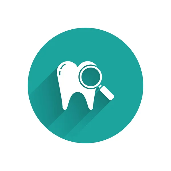 Icono de búsqueda dental blanco aislado con sombra larga. Símbolo dental para clínica odontológica o centro médico dentista. Botón círculo verde. Ilustración vectorial — Vector de stock