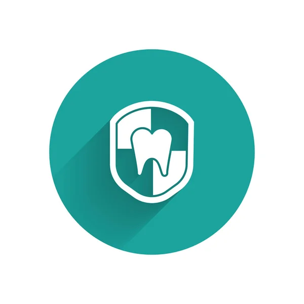 Weißes Zahnschutzsymbol isoliert mit langem Schatten. Zahn auf Schild-Logo. grüner Kreis-Knopf. Vektorillustration — Stockvektor