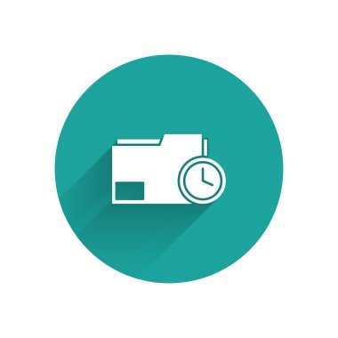 Saat simgesine sahip beyaz dosya uzun gölgeli. Belge ve geri sayım, teslim tarihi, program, planlama sembolü. Yeşil daire düğmesi. Vektör İllüstrasyonu