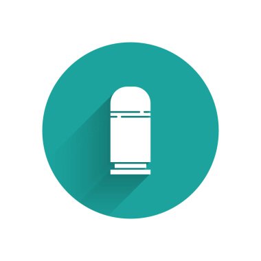 Beyaz Kartuşlar simgesi uzun gölge ile yalıtılmış. Av tüfeği avlama ateşli silah kartuşları. Av tüfek mermi simgesi. Yeşil daire düğmesi. Vektör İllüstrasyonu