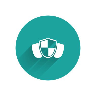 Beyaz Kalkan simgesi uzun gölgeli izole edilmiş. Gardiyan. Güvenlik, güvenlik, koruma, gizlilik kavramı. Yeşil daire düğmesi. Vektör İllüstrasyonu