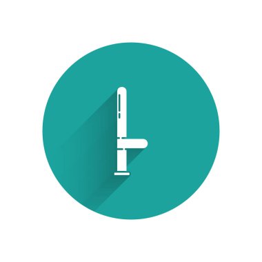 Beyaz Polis kauçuk çubuk ikonu uzun gölgeli izole edilmiş. Kauçuk copu. Polis yarasası. Polis ekipmanları. Yeşil daire düğmesi. Vektör İllüstrasyonu