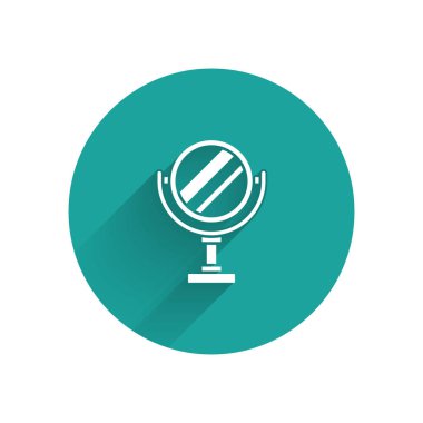 Beyaz yuvarlak makyaj aynası ikonu uzun gölgeli izole edilmiş. Yeşil daire düğmesi. Vektör İllüstrasyonu