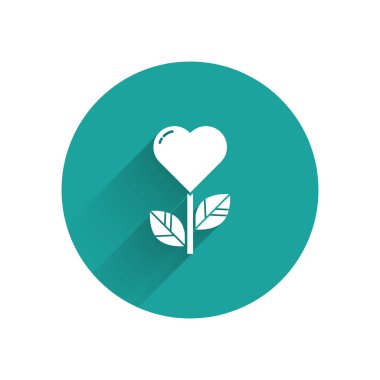 Uzun gölgeli izole bir çiçek ikonunda beyaz kalp şekli. Yeşil daire düğmesi. Vektör İllüstrasyonu