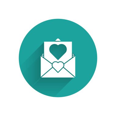 Uzun gölge ile izole Valentine kalp simgesi ile Beyaz Zarf. Mesaj aşk. Mektup aşk ve romantizm. Yeşil daire düğmesi. Vektör İllüstrasyonu