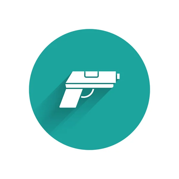 화이트 피스톨이나 총의 아이콘은 긴 그림자와 분리되어 있습니다. 경찰이나 군용 권총. 소형화기. 그린 서클 버튼. 사기적 인 예 — 스톡 벡터