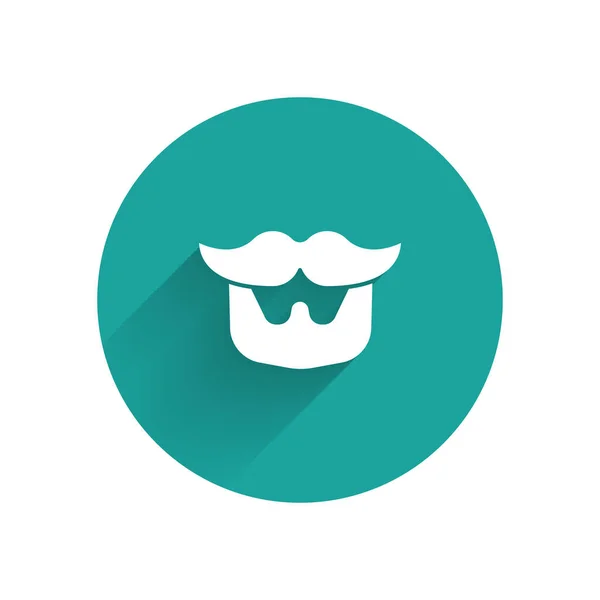 Moustache blanche et icône de barbe isolées avec une ombre longue. Symbole du coiffeur. Coiffure faciale. Bouton rond vert. Illustration vectorielle — Image vectorielle