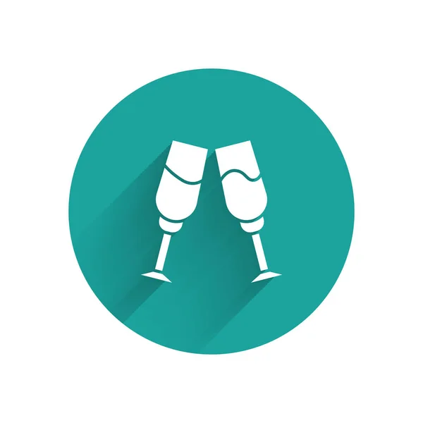 Wit glas champagne icoon geïsoleerd met lange schaduw. Groene cirkel knop. Vector Illustratie — Stockvector