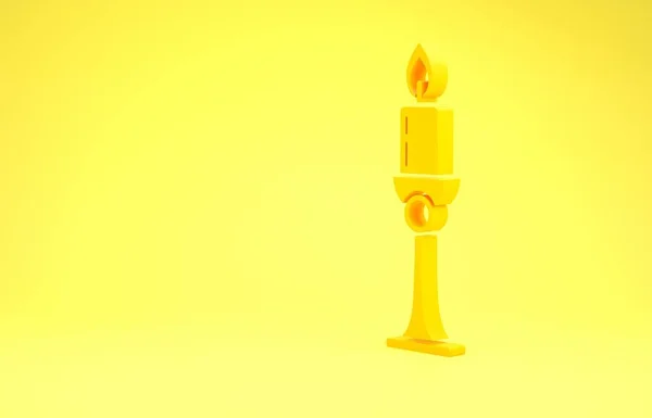 Żółta świeca płonąca w ikonie świecznika odizolowana na żółtym tle. Stara zapalona świeca. Cylindryczna świeczka z płonącym płomieniem. Koncepcja minimalizmu. Ilustracja 3D 3D renderowania — Zdjęcie stockowe