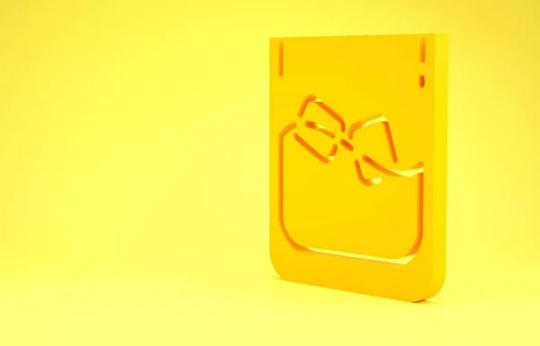 Желтый стакан виски и иконка кубики льда изолированы на желтом фоне. Концепция минимализма. 3D-рендеринг — стоковое фото