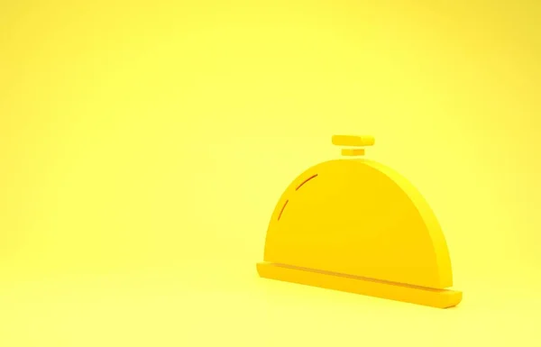 Amarillo Cubierto con una bandeja de alimentos icono aislado sobre fondo amarillo. Bandeja y letrero de tapa. Restaurante cloche con tapa. Símbolo de utensilios de cocina. Concepto minimalista. 3D ilustración 3D render — Foto de Stock