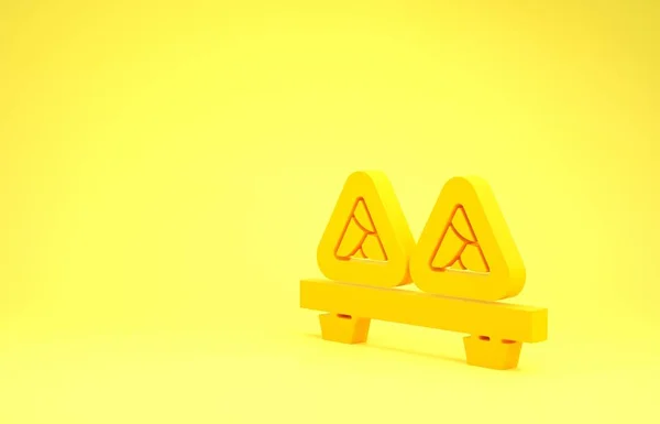 Sushi amarillo en el icono de la tabla de cortar aislado sobre fondo amarillo. Sushi de comida asiática sobre tabla de madera. Concepto minimalista. 3D ilustración 3D render — Foto de Stock