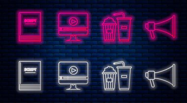 Set line Online oyun videosu, patlamış mısır ve soda bardağı, senaryo ve megafon. Tuğla duvarda parlayan neon simgesi. Vektör